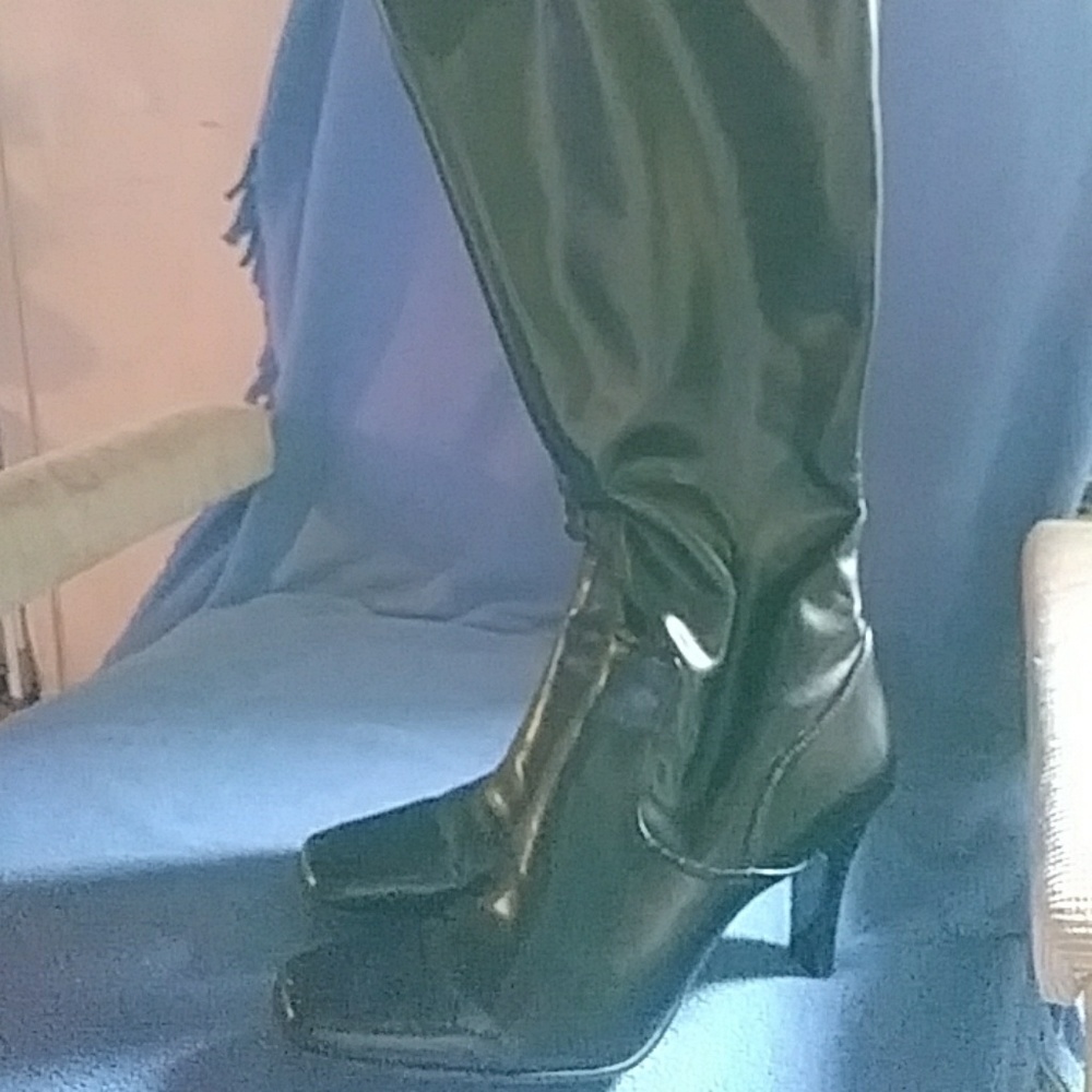 Bandolino Heeled zip up boots